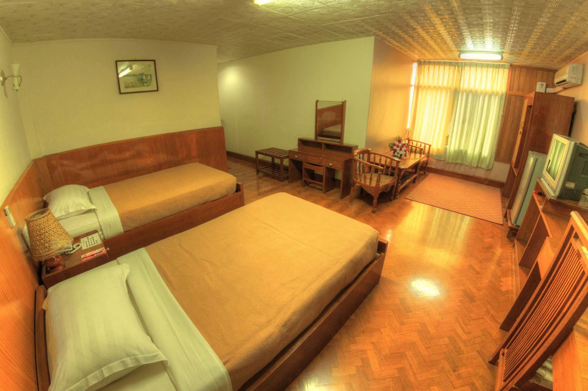 Nadi Myanmar Hotel Mandalay Buitenkant foto