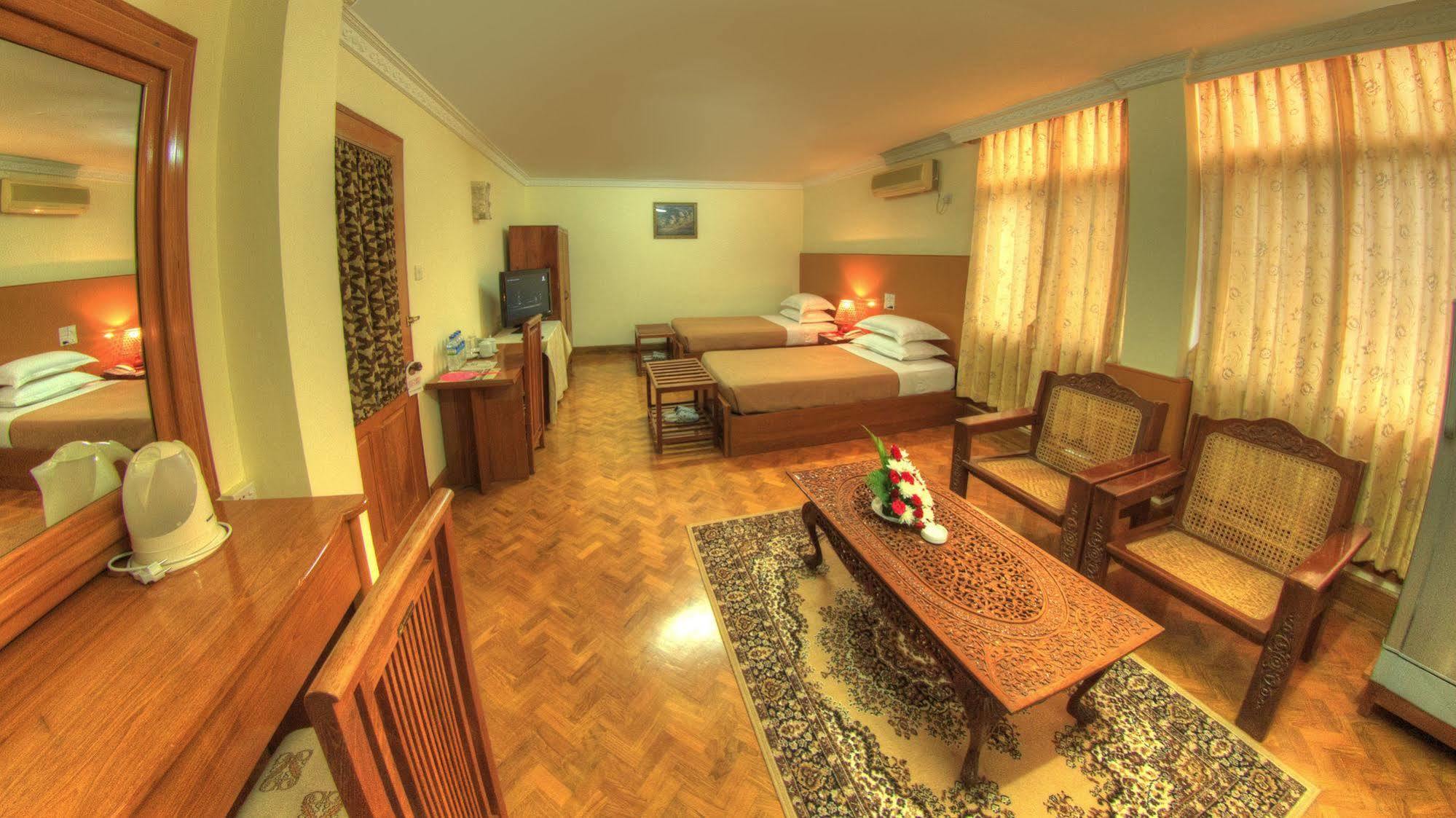 Nadi Myanmar Hotel Mandalay Buitenkant foto